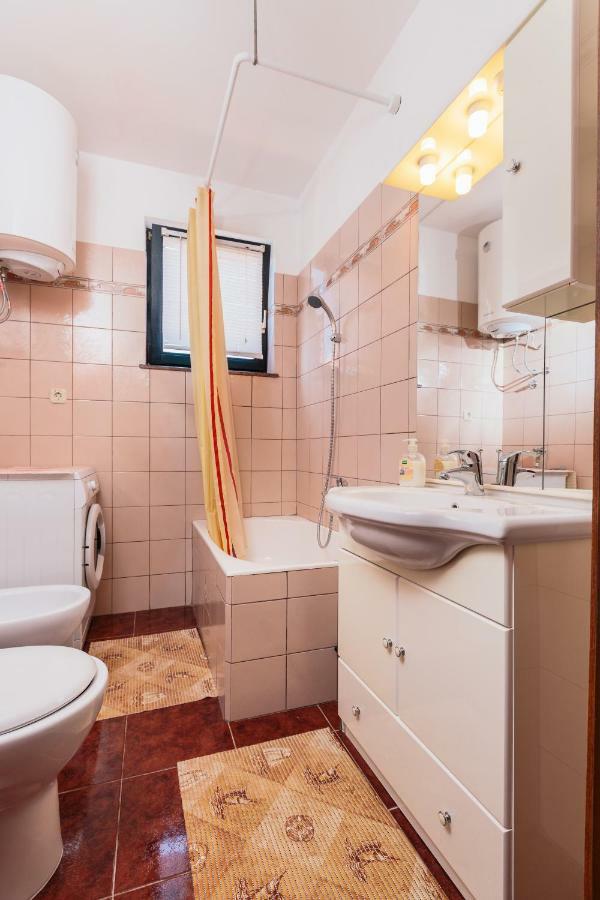 Andela Apartment Pula Eksteriør billede